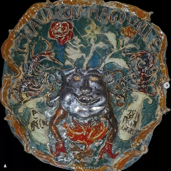 Pauline Marx, Konzertplakat Le diable dégoûtant, 2024. Keramik, glasiert