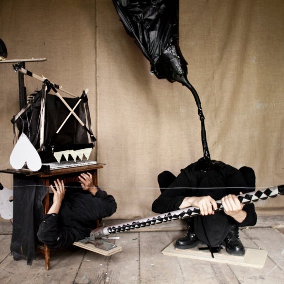 Augustin Rebetez, Moi non plus Oiseaux (aus der Serie Arrière-tête (mécanismes)) (Detail Videostill), 1992 <br>1-Kanal-Video, Farbe, Ton, 5’25” <br>Aargauer Kunsthaus / Ankauf <br>Mit Genehmigung des Künstlers <br>© Augustin Rebetez