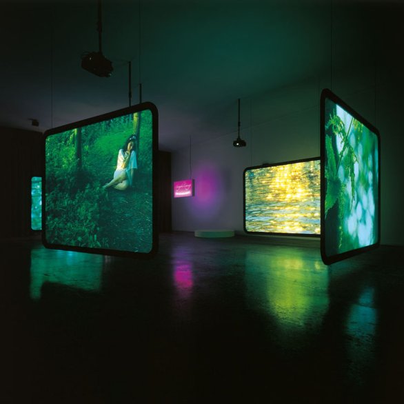 Emmanuelle Antille, Angels Camp – First Songs, 2003/2004 <br>Ausstellungsansicht Schweizer Pavillon der Biennale von Venedig 2003 <br>4-Kanal-Videoinstallation, Farbe, Ton, 17’27” <br>Aargauer Kunsthaus / Depositum der Walter A. Bechtler-Stiftung <br>Mit Genehmigung der Künstlerin <br>© Emmanuelle Antille <br>Foto: Georg Rehsteiner