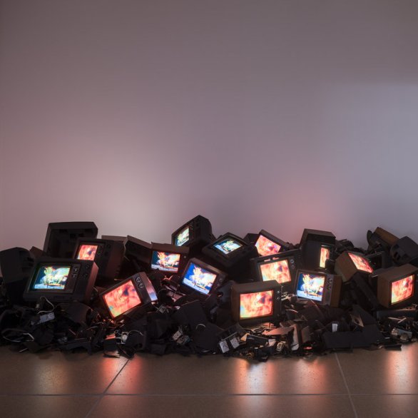 Ausstellungsansicht Mehr Licht<br>Video in der Kunst<br>31.1. – 25.5.2026, Aargauer Kunsthaus <br>Nam June Paik (1932–2006), Fire Piece, 1992<br>Foto: ullmann.photography
