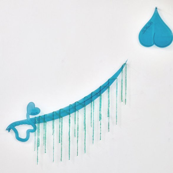 Shamiran Istifan, Tamam, 2021<br>Zugeschnittenes und eingeritztes Acryl, Perlen, Breite: 120 cm<br>Mit Genehmigung der Künstlerin<br>© Shamiran Istifan