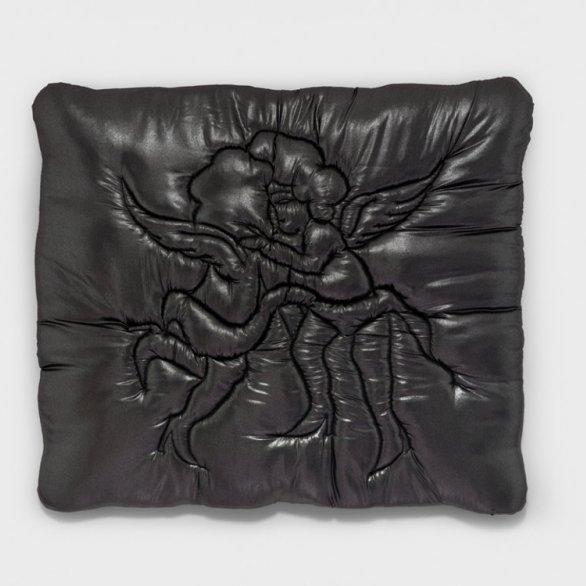 Shamiran Istifan, A House With No Past, 2023<br>Metallic-Jersey, Watte, Garn, Leinen, Holzbrett, 76 x 88 cm<br>Mit Genehmigung der Künstlerin<br>© Shamiran Istifan