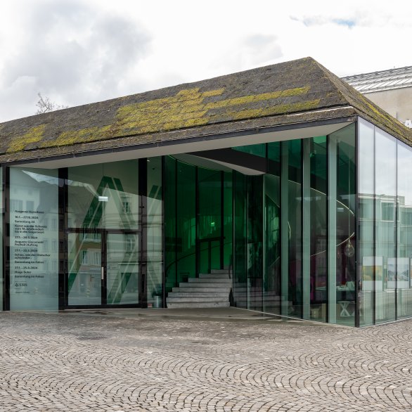 Eine Fotografie vom Aargauer Kunsthaus mit Blick Richtung Haupteingang, fotografiert von ullmann.photography