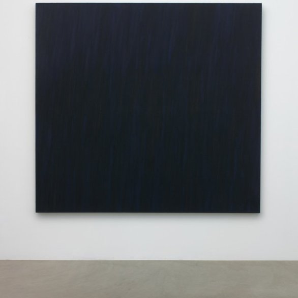 Marcia Hafif, Black Painting VIII: Ultramarine Blue, Burnt Umber, 1980<br>Öl auf Leinwand, 198.4 x 213.5 cm<br>Aargauer Kunsthaus / Schenkung der Künstlerin und der Galerie Mark Müller, Zürich<br>Copyright: Marcia Hafif<br>Fotocredit: Jörg Müller, Aarau