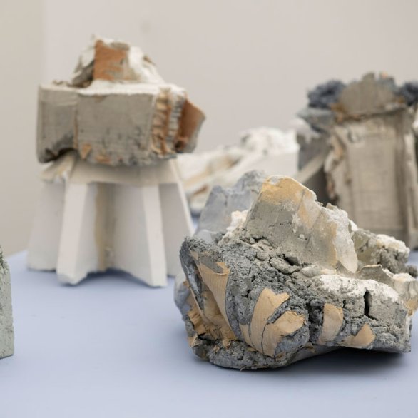 Abstrakte Skulptur aus Beton- und Stein-Elementen