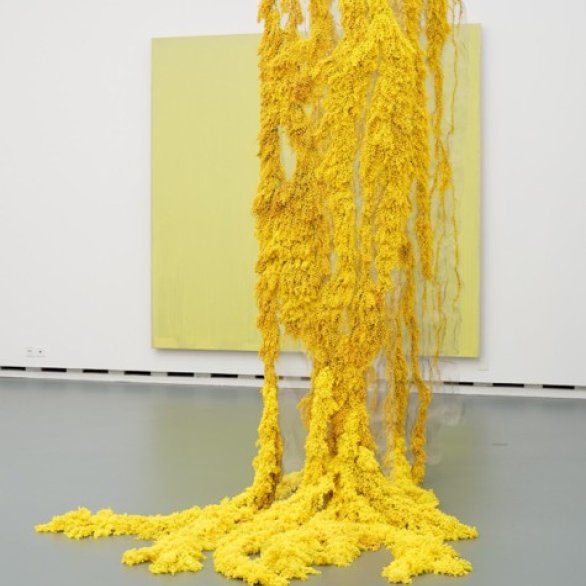 Florale Interpretation von Samantha Bühler vor dem Werk «Yellow painting» (2002) von Joseph Marioni