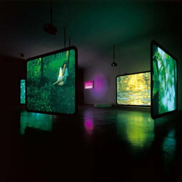 Ausstellungsansicht einer Videoinstallation mit verschiedenen Bildschirmen