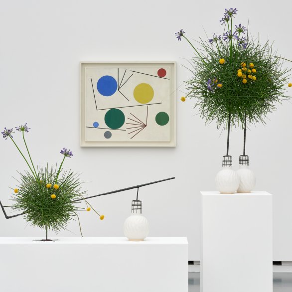 Ein Gemälde von Sophie Taeuber Arp wird mit floralen Mitteln interpretiert.