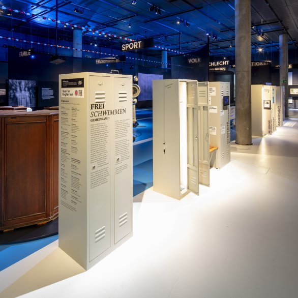 Prolog der Ausstellung "Frei Schwimmen", der mit interaktiven Spinden gestaltet ist