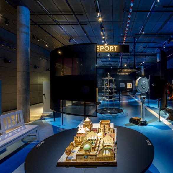 Blick in die Ausstellung. Zu sehen ist das Modell eines Bades, eine Waage, Badebekleidung sowie eine historische Dusche.