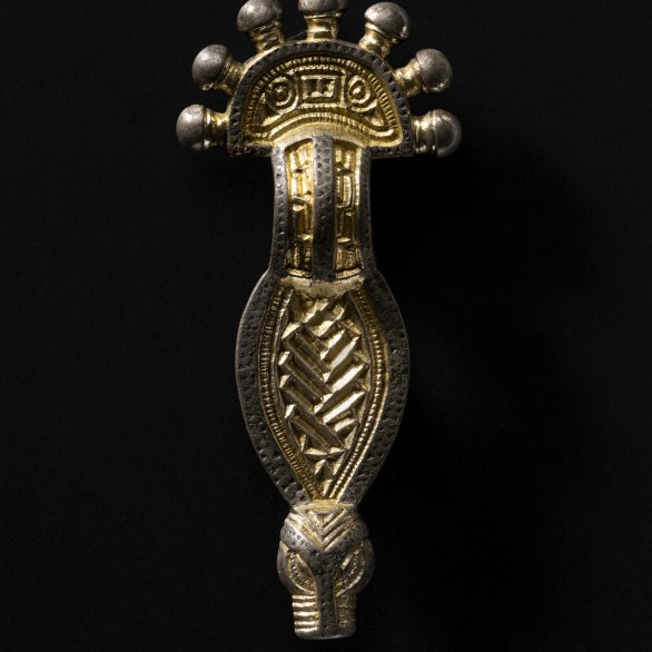 Zur Frauentracht des 6. Jahrhunderts gehörten Bügelfibeln, die paarweise, häufig im Beckenbereich getragen wurden und wie Sicherheitsnadeln vielleicht einen Rock zusammenhielten.