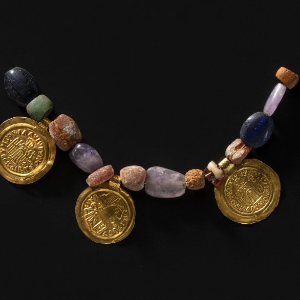 Perlenkette aus Glas-, Bernstein- und Amethystperlen mit Goldanhängern, 7. Jh.