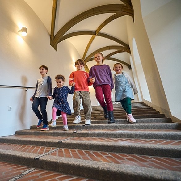 Kinder auf der Reittreppe