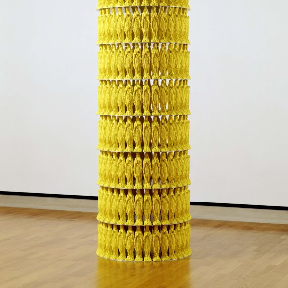 Katharina Fritsch Warengestell mit Madonnen (Gelbe Madonnen) 1987-1989 Staatsgalerie Stuttgart Erworben 1991 © VG Bild-Kunst, Bonn 2024 Warengestell gefüllt mit gelb gefärbten mit Madonnen Staturen