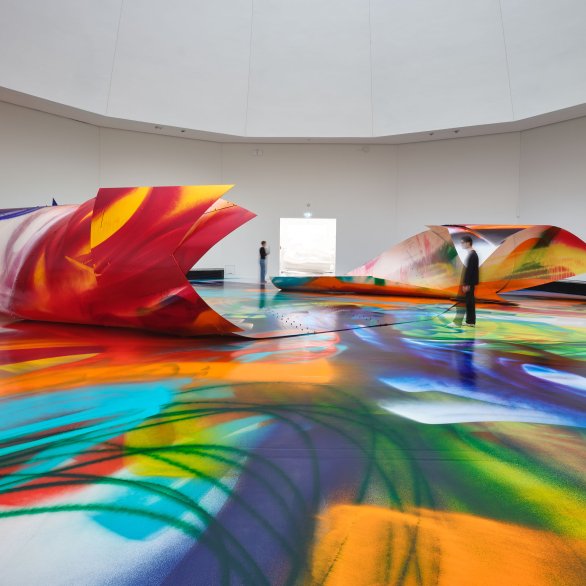 Katharina Grosse, Acrylic on Print, 2024, © VG Bild-Kunst Bonn, 2024 Ein Foto von dem Hirsch auf der Kuppel vom Kunstgebäude, über das mit Sprühfarbe gemalt wurde