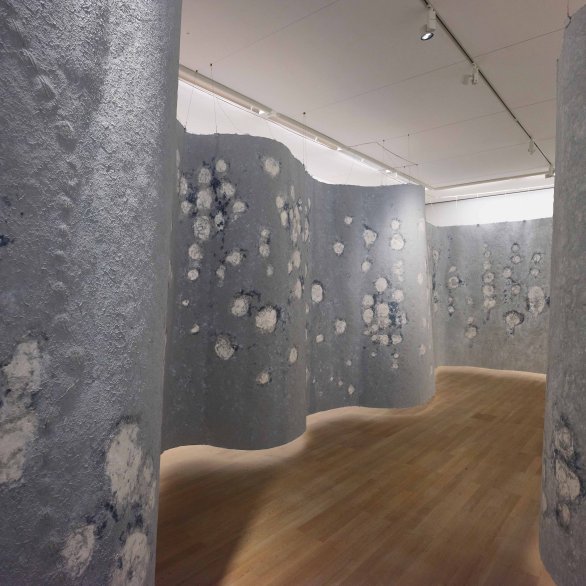 Überfluss - Klingendes Papier von Clemens Schneider Clemens Schneider Überfluss 2020 Staatsgalerie Stuttgart Graphische Sammlung erworben 2023 mit Mitteln des Ministeriums für Wissenschaft, Forschung und Kunst Baden- Württemberg für zeitgenössische Kunst © VG Bild-Kunst, Bonn 2025, Foto: Clemens Schneider