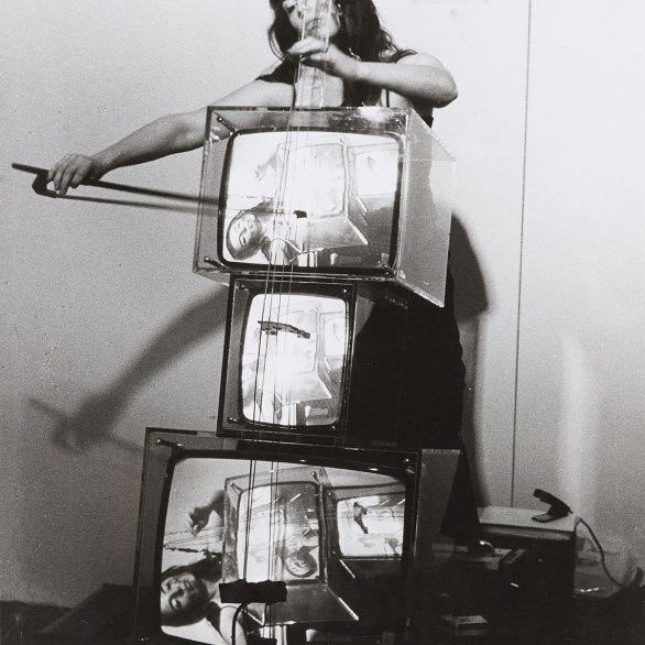 Concerto for TV Cello (Nam June Paik 1971), performed von Charlotte Moorman am 6.7.1974 in Köln, fotografiert von Hanns Sohm,