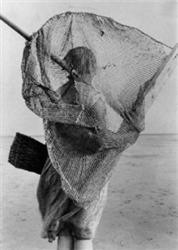 Albert Renger-Patzsch, Krabbenfischerin/ Fischerin mit Netz, Silbergelatine auf Karton, 1926