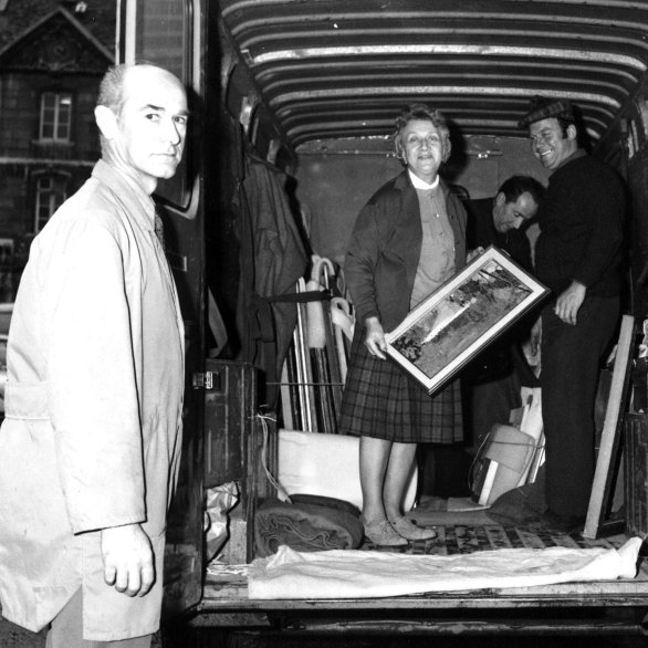 Marie-Lucie Cornillot sortant des œuvres d'un camion