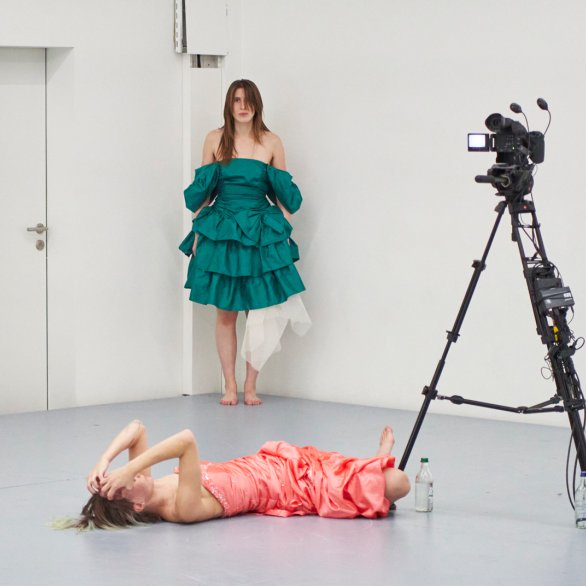 Raffaela Boss and Yann Slattery, «moving patterns III», 2021, Performance view, Festival Les Urbanes, Lausanne, 2021. Photo: Margot Sparkes. Courtesy the artists