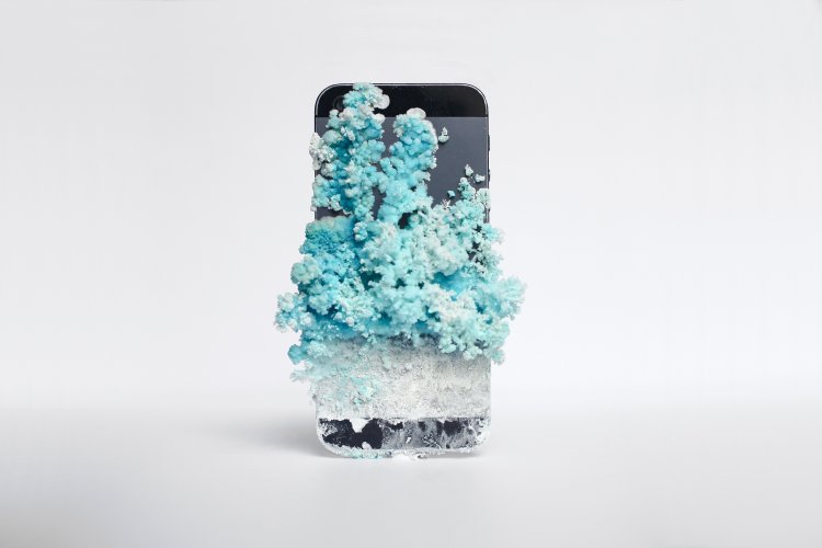 iPhone 5 mit Sodium Hexacyanoferrate(II), 2022 © Martin Raub