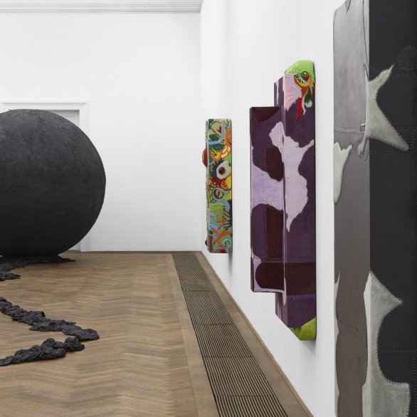 Installationsansicht, Pedro Wirz, Environmental Hangover, Kunsthalle Basel, 2022, Blick v. l. n. r. auf Exúvia, 2022, Coro de Princesa (Sumaúma), 2022, Coro de Princesa (Seringa), 2022, Coro de Princesa (Envira Preta), 2022. Foto: Philipp Hänger / Kunsthalle Basel