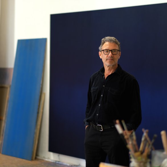 Gemälde von Johannes Gervé mit dem Titel "Heaven Kiss", gemalt 2024. Es zeigt gegenstandslose  Farbflächen in Grau- und Pinktönen.