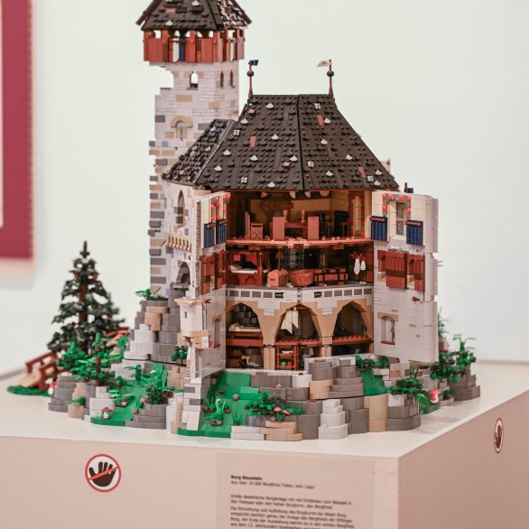 Ansicht einer mittelalterlichen Burg, gebaut aus BlueBrixx-Steinen.