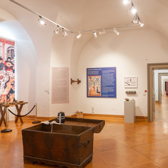 Ansicht eines Ausstellungsraumes zum Thema Alltagsleben auf einer Burg (Essgewohnheiten, Hygiene, Kleidung und Partnerwahl).