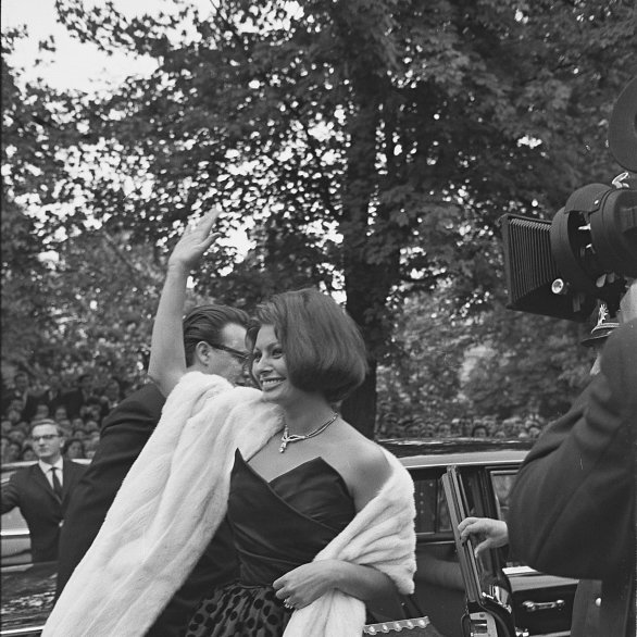 Sophia Loren bei der Bambi-Verleihung 1962 in Karlsruhe Schwarz-Weiß-Foto von der Schauspielerin Sophia Loren, die bei ihrer Ankunft zur Preisverleihung den Fans zuwinkt.