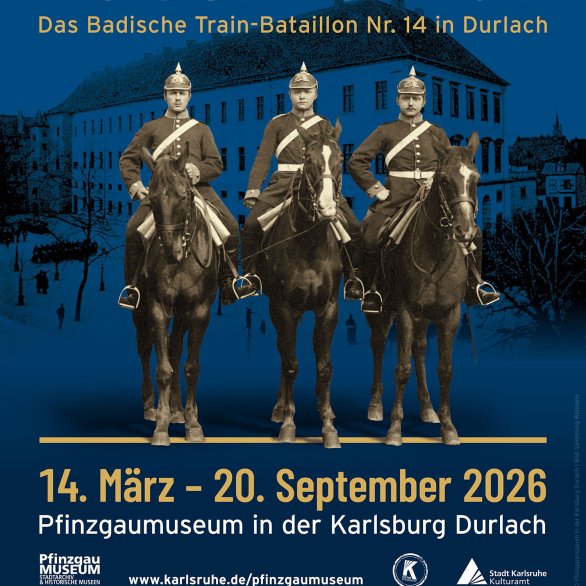 Plakat mit drei Reitern in Uniform auf Pferde. Der blaue Hintergrund zeigt die Karlsburg in Durlach.