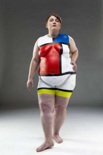Fotografie einer nackten Frau bemalt mit verschiedenen Farben im Stile Mondrians.