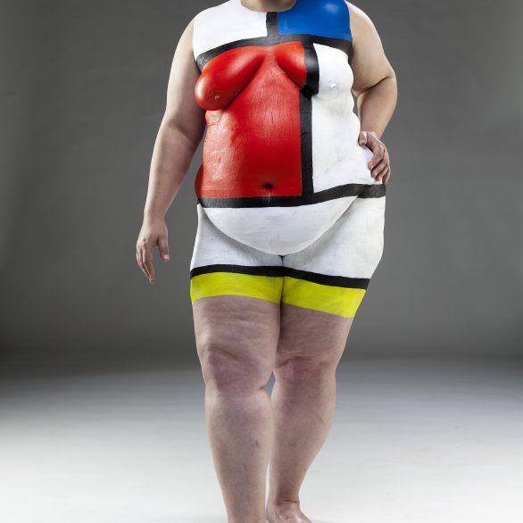 Fotografie einer nackten Frau bemalt mit verschiedenen Farben im Stile Mondrians.
