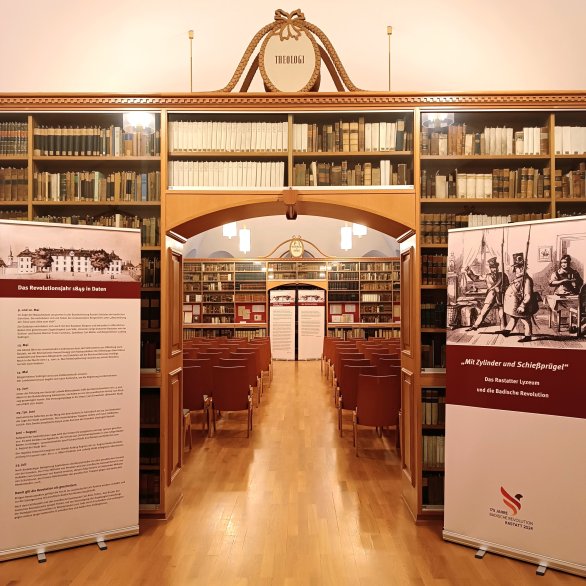 Bücherregale mit historischen Büchern und Texte