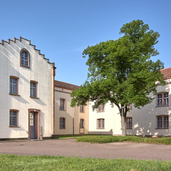Blick auf das Gebäude, in welchem das Fundarchiv untergebracht ist, hell mit sandsteinfarbenen Absetzungen