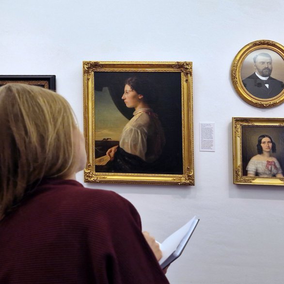 Blick in die Ausstellung auf Gemälde, welche als Vorlage dienen