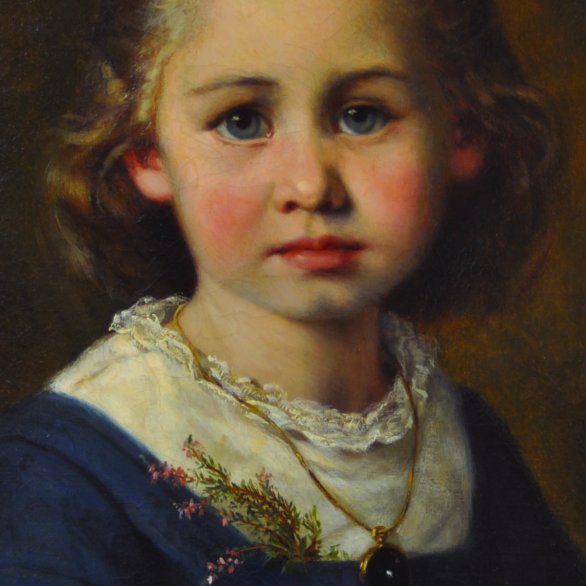 Porträt eines Kindes mit weißer Rüschenbluse und blauem Kleid