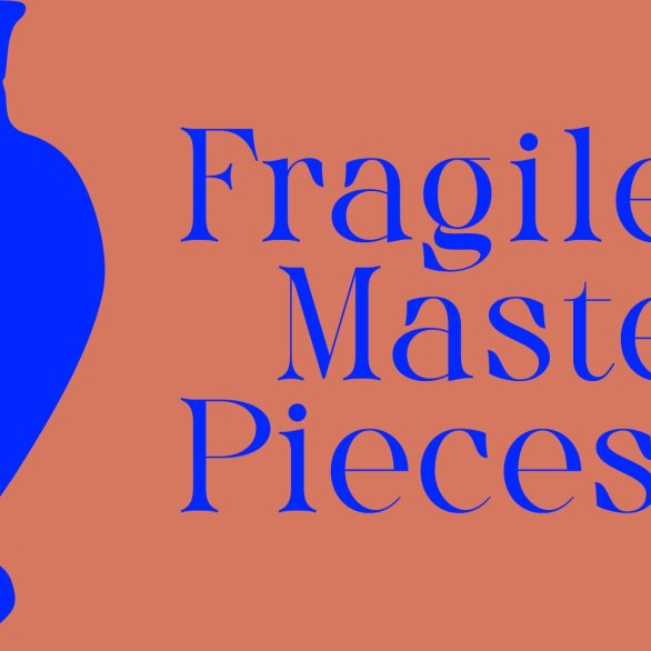 Blaue Schrift auf Terracotta-Hintergrund "Fragile Master Pieces", links ein Apothekengefässst,
