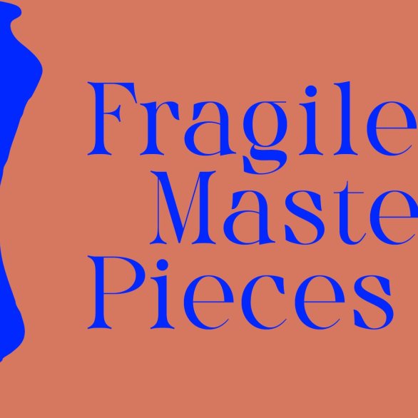 Blaue Schrift auf Terracotta-Hintergrund "Fragile Master Pieces", links ein Apothekengefäss das blau eingefärbt ist.