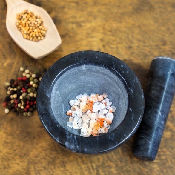 Mörser mit Salz und Gewürzen
