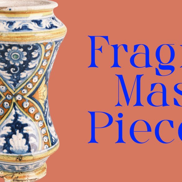 Blaue Schrift auf Terracotta-Hintergrund "Fragile Master Pieces" Links ein Aporthekengefäss aus Keramik, das aufwendig dekoriert ist