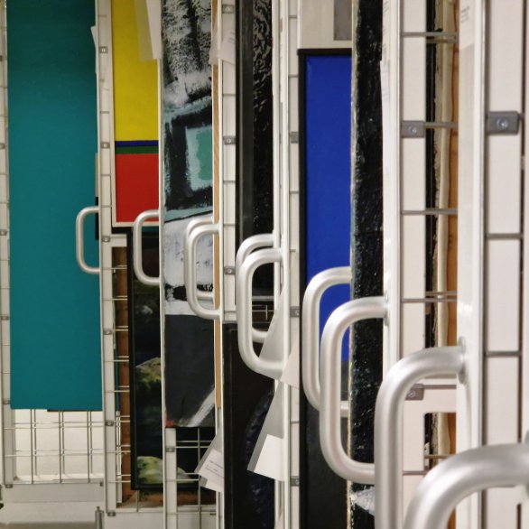zu sehen sind Schieberegale mit Teilstücken von Bildern im Depot
