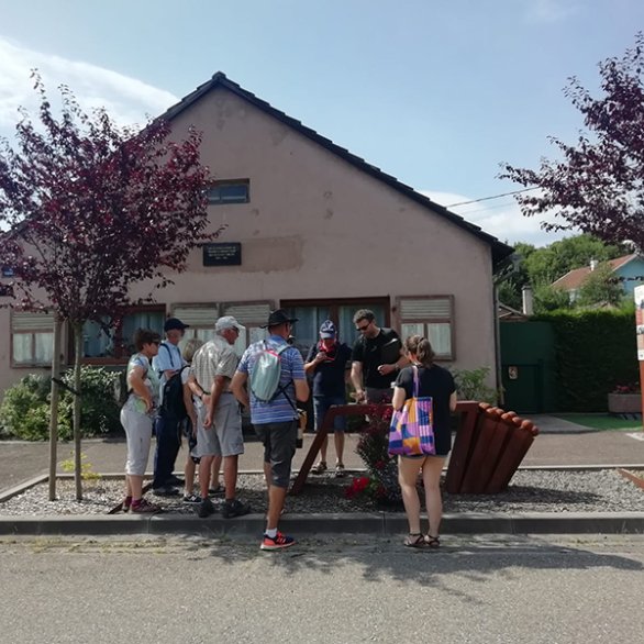 Passage devant un des derniers batiments du camp