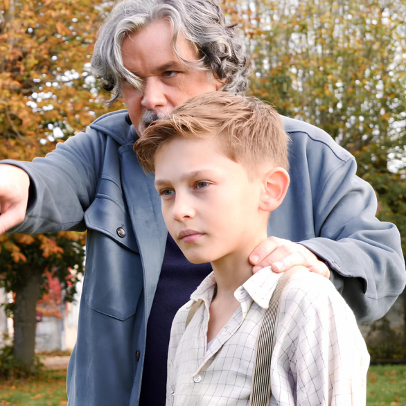 Lucas Hector qui incarne le personnage de François avec le réalisateur Christophe Barratier