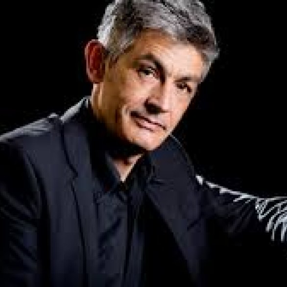 Vincent De Murcia propose un spectacle où les textes des grands poètes et chanteurs ne sont plus chantés mais dits par lui, se chevauchent avec le piano.