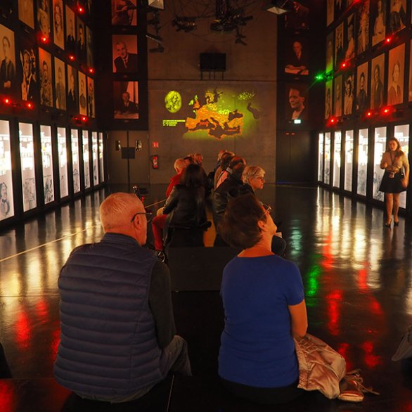 Une salle impressionnante, ou, plus de 150 portraits d’Alsacien et de Mosellans vous observent.