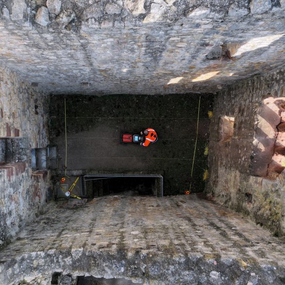 Bodenradarmessung entlang eines festgelegten Messrasters (Foto: Nathalie Pickarts, LAD)