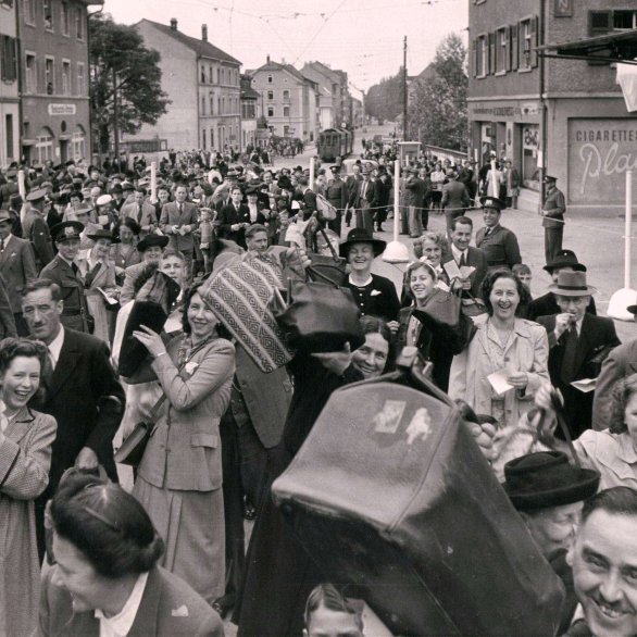 Aufnahme aus der Fotoserie des Fotografen Hanns Tschira vom Hebeltag, Sonntag, 11. Mai 1947 in Lörrach, als erstmals nach dem Krieg, die Grenzen zwischen der Schweiz und Deutschland geöffnet wurden. Sammlung DLM Fo 2079d