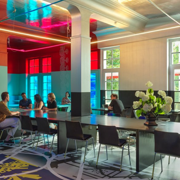 Viron Erol Vert - Garden of Ornaments Viron Erol Vert - Garden of Ornaments. Installation im Foyer und Café Kunsthalle in der Staatlichen Kunsthalle Baden-Baden.