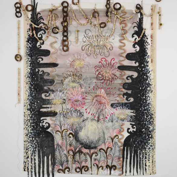 Bye, Bye, Dear … 2021, Mischtechnik, Collage, Girlanden aus Keramik, Salzteig, Blumen und Aluminium, auf Baumwollleinwand aufgezogenes Papier, 245 x 165 x 6 cm.